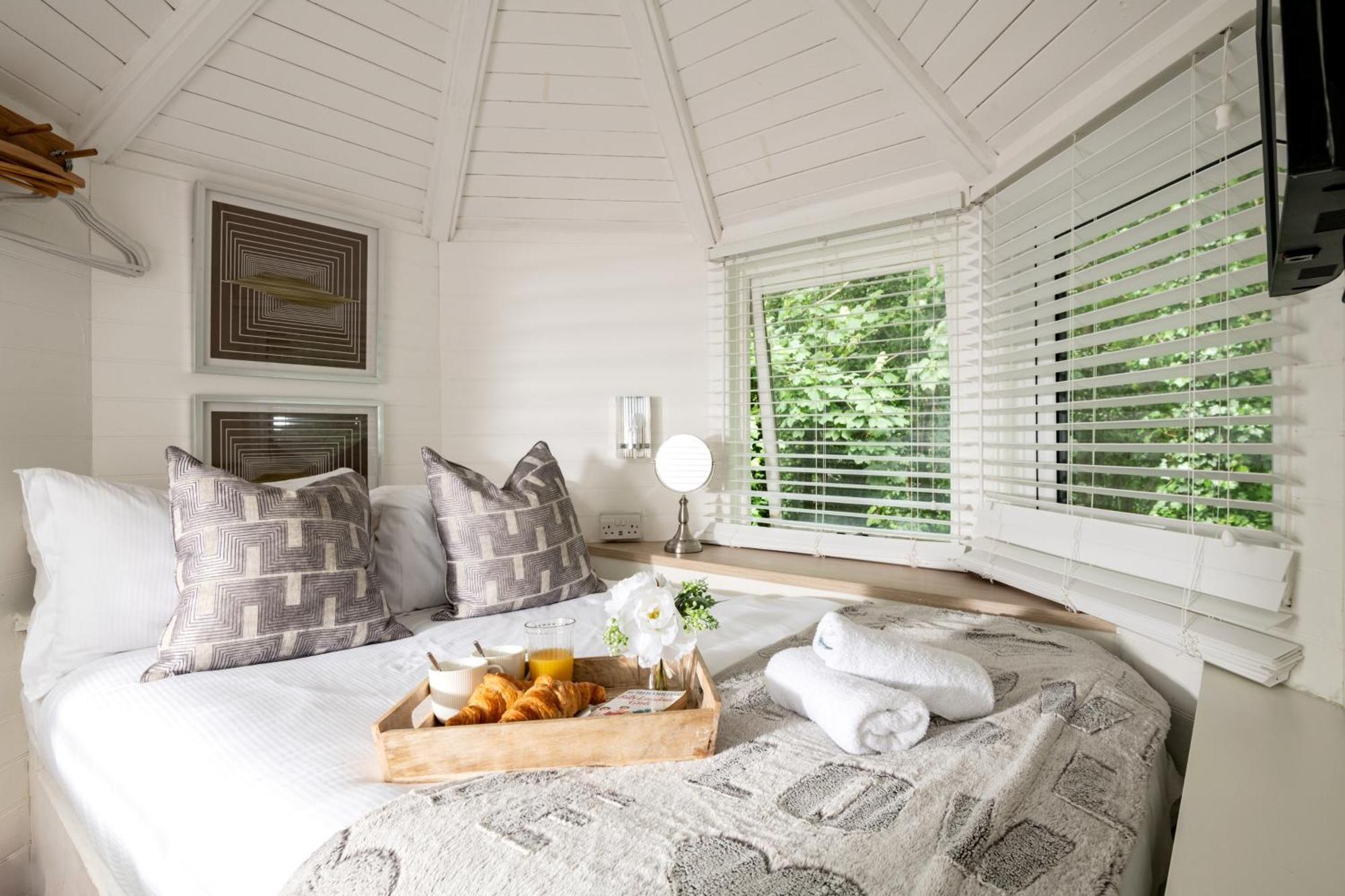 Вилла Honeycombe - Treehouse In The Heart Of Dorset Бландфорд-Форум Экстерьер фото